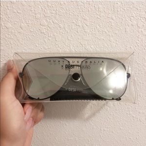 BNWOT QUAY X DESI HIGH KEY BLACK/SILVER